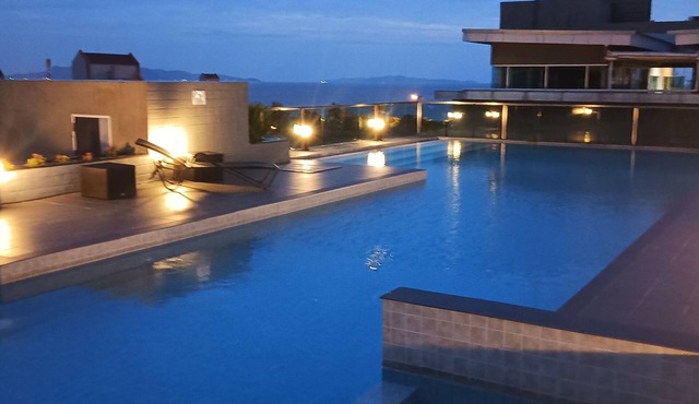 Charming 1-bedroom condo 100m to the beach, rooftop pool, fitness room and sauna in ตำบลหนองปรือ