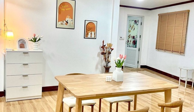 Charming 2-bedroom house with WiFi, AC in pleasant Tambon Khlung in Tambon Khlung