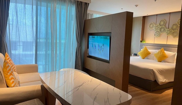 Charming deluxe room in 5-star hotel in Nai Harn with gym and kids water park in Tambon Rawai