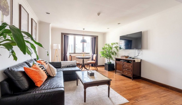 Charming 1BR suite near malls, parks, and metro in vibrant Bangkok in Krung Thep Maha Nakhon