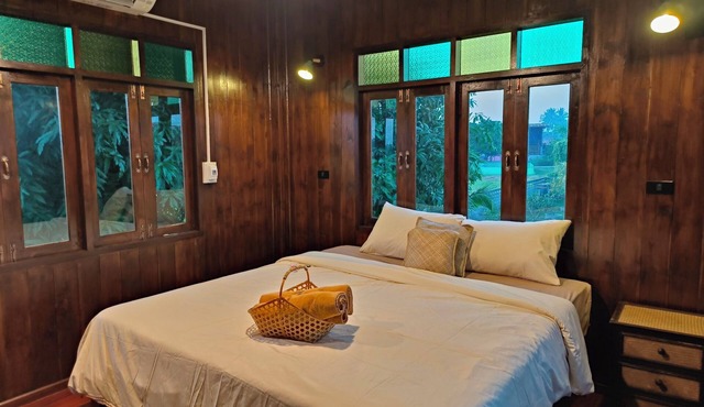 Charming Thai-style villa in lush greenery 10 mins from bus station near city. in ตำบล ทับผึ้ง