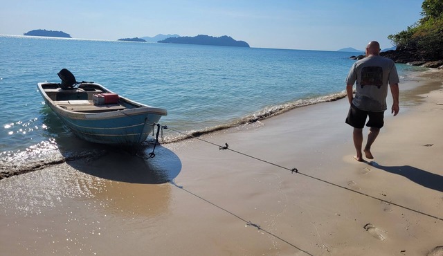 Coastal house near the beach, AC, peaceful, great location, outdoor restaurant. in Salak Phet