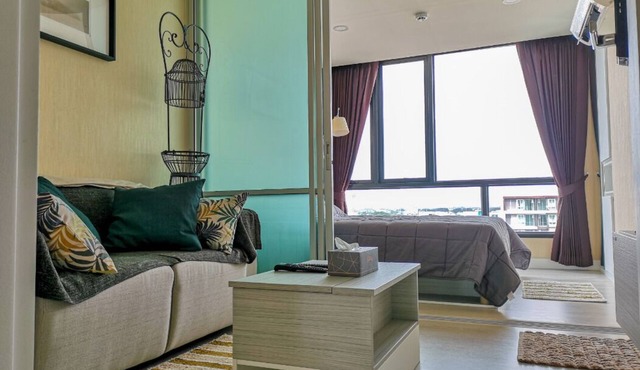 Condo Pool & Gym near MRT Station and Malls in Khan Na Yao