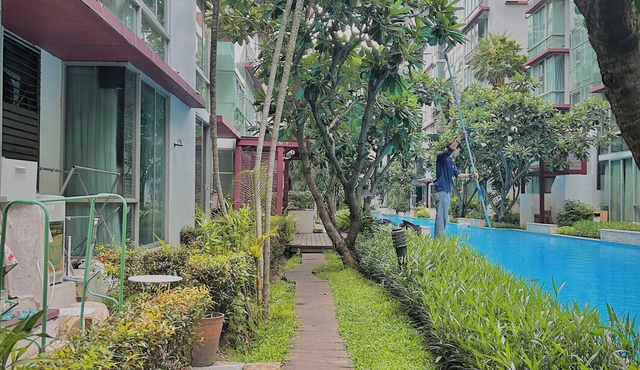 Condo With Pool and Garden in Central Bangkok ! Book Your Tropical Escape Now! in Krung Thep Maha Nakhon