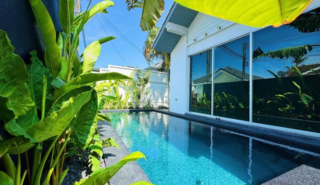Contemporary 3bd Safari Pool Villa Near Nai Yang Beach in Tambon Sa Khu