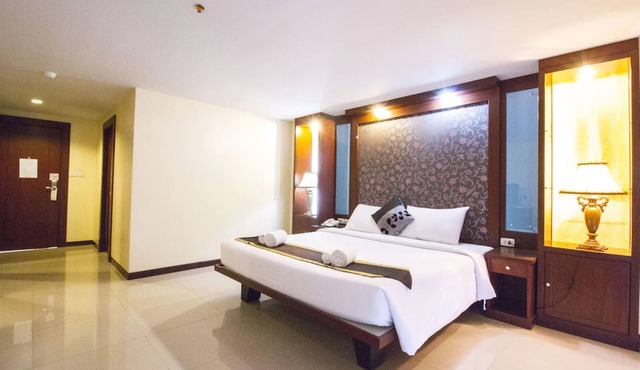 Convenient Grand Hotel by Zuzu in Bang Sao Thong