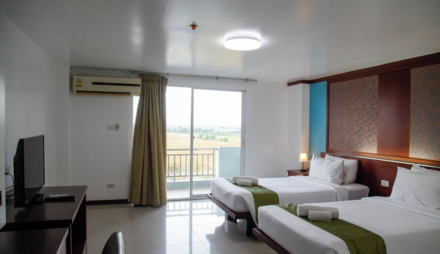 Convenient Grand Plus Hotel Suvarnabhumi in Bang Sao Thong