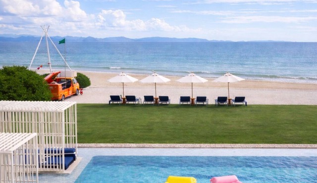 Corner Sea View Balcony Condo | King Bed | 1min to Private Beach