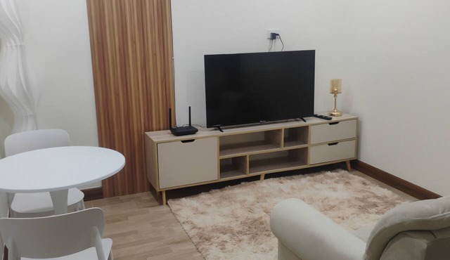 Cozy 1-bedroom condo with Hot, Cold, Water and AC in lovely Chiang Mai Thailand in Tambon San Na Meng