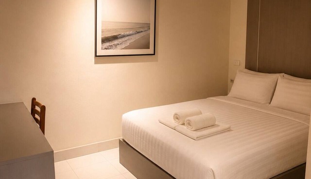 Cozy 1-bedroom bed & breakfast in lovely Tambon Karon with AC No window. in Tambon Karon