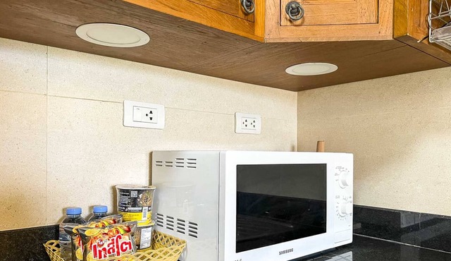 Cozy 2-bedroom apartment with Balcony and Pool near Train Station in Chiang Mai
