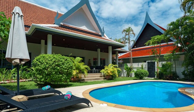 Cozy 3 bedrooms villa with 2 swimming pools in Tambon Rawai