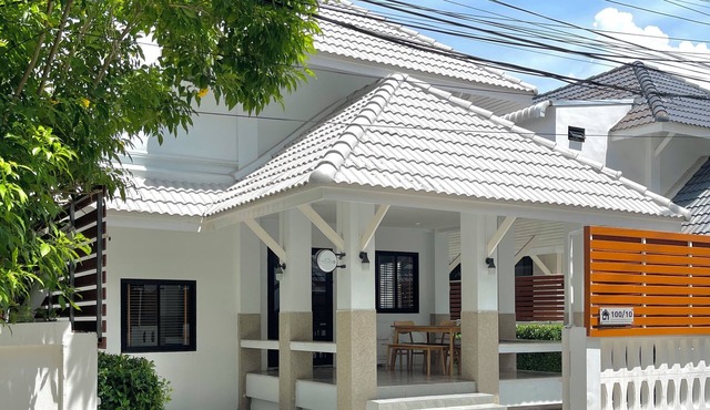 Cozy House- Private house 50m. from Bangsean Beach in Saen Suk