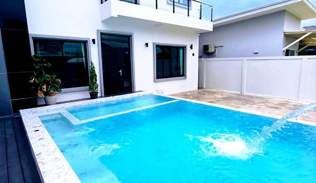 Cozy Pool Villa by Tenstars at Mega bangna ,BKK airport in Ban Khlong Thewa