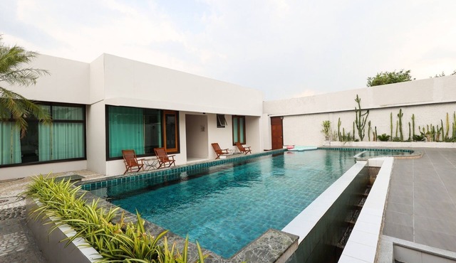 Da Xiang Villa - Private Pool Villa 5 minutes to Central Festival Chiang Mai in Tambon San Sai Noi