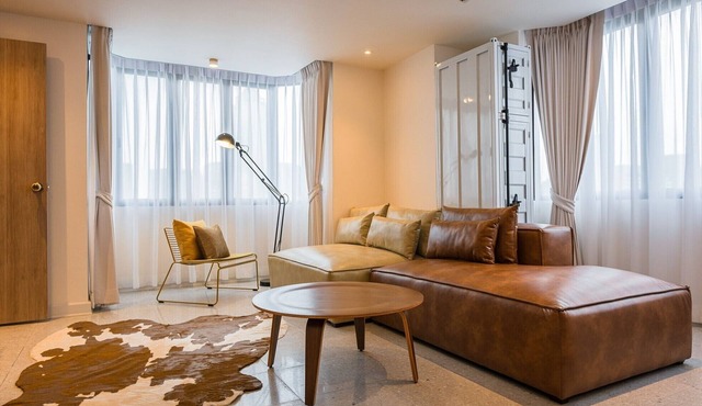 Designer 2BR apt w/WiFi, record player, game console in CBD Bangkok in Krung Thep Maha Nakhon