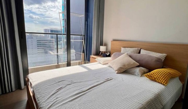 Digital Nomad Stay Workspace Walk to MRT Pool in Khet Huai Khwang