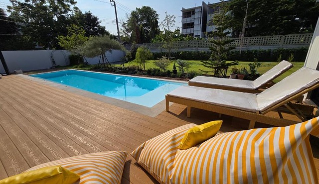 DRIZZLE pool and pillows in Phra Khanong