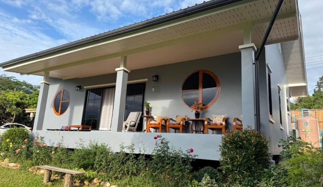 Enchanting 3-bedroom house with AC in Chiang Dao in Tambon Chiang Dao