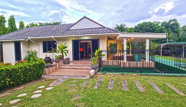 Escape to this beautiful, modern 2-bedroom villa in Thailand. in Hua Hin