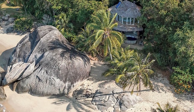 Exceptional Beachfront Villa - Jacuzzi - Full Service & Private Restaurant & Bar in Tambon Ban Tai