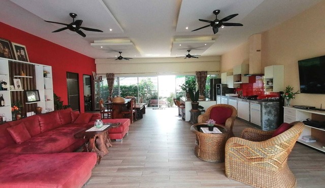 Fantastic 4-bed pool villa flooded with light and air in Nong Khon Hin Lek Fai