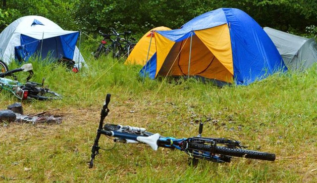 Go Camping in Phumĭ Réach Born