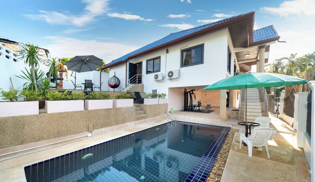 Golden Sands Villa only 15 minutes walk to beach in Tambon Choeng Thale