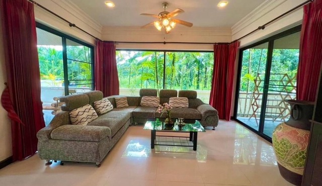 Grand Villa Khaolak - Three-Bedroom Villa in Tambon Khuekkhak