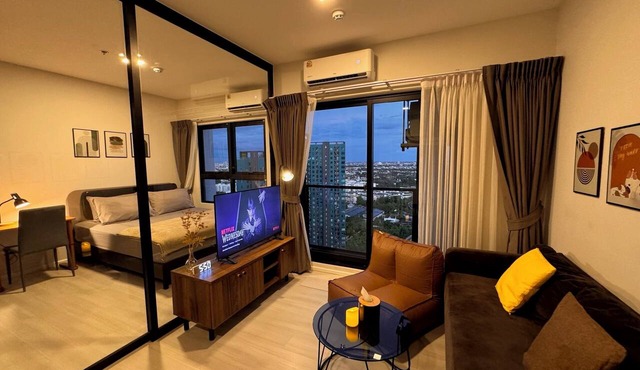 High-Floor Peace Near Metro, Easy City Access in Krung Thep Maha Nakhon