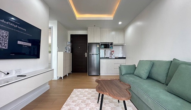High Floor 1-bedroom apartment with AC, WiFi, fitness room in Thonglor, Bangkok in Huai Khwang