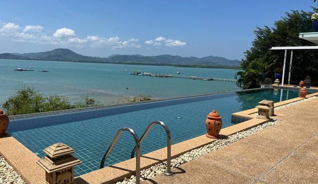 High-quality stay on Bay of Cape Yamu with a panoramic sea view of the Sapan Bay in Thalang
