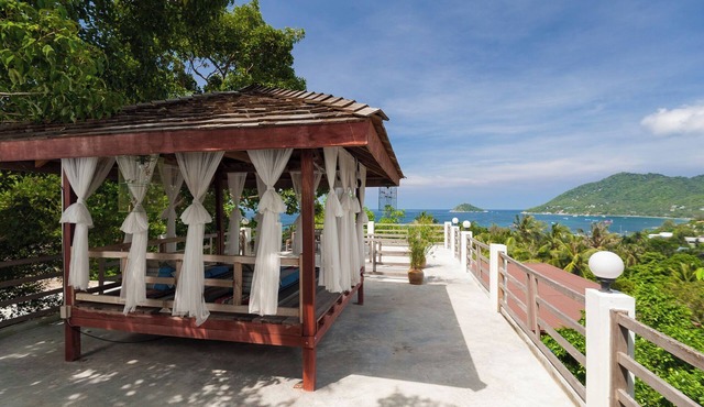 Hillside 2-bedroom villa Koh Tao with great view, pool, WiFi, AC in Koh Tao