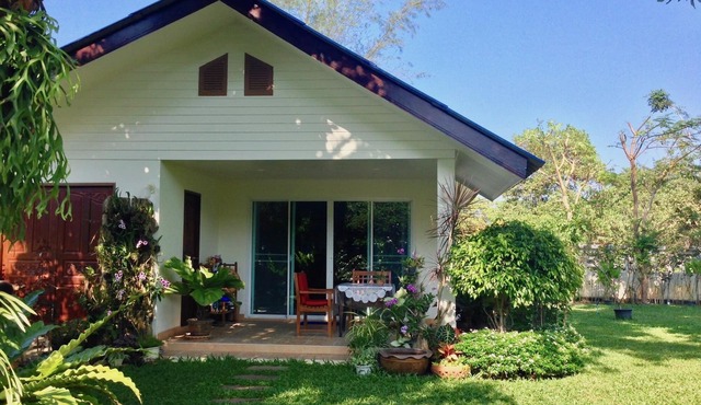 House and pool facing the ocean, golf 2 km away, breakfast and cleaning included in Amphur Thaï Muang