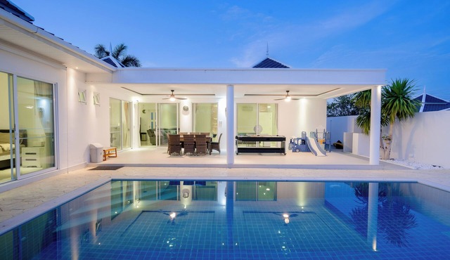 Hua Hin Paradise Villa Falcon Hill - Pets Friendly, Free Gym, Wi-Fi & Club House in Nong Kae