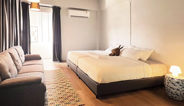 Human Touch Room – Quiet Loft above Artisan Café in Krung Thep Maha Nakhon