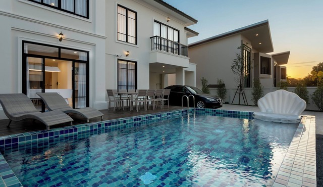 Kanna British Pool Villa in Tambon San Phranet