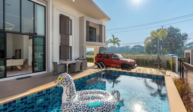 Kanna Miami Pool Villa in Tambon San Phranet