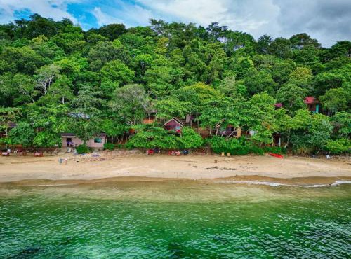 Kohjum Seafront Resort in Nuea Khlong