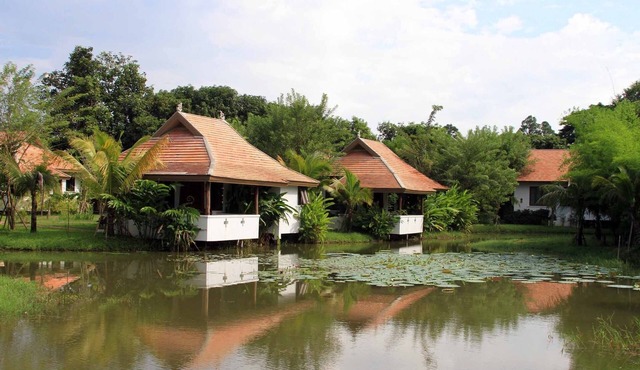 Lake view cottage w/pantry, FREE bikes & pool in Chiang Mai