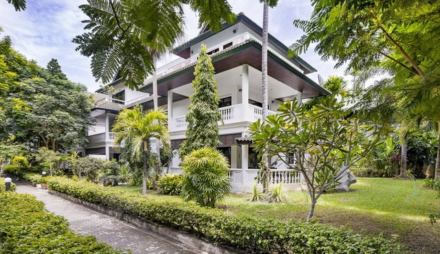 Large 4 bedroom seaside house 180 m from beautiful sandy beach in Sattahip