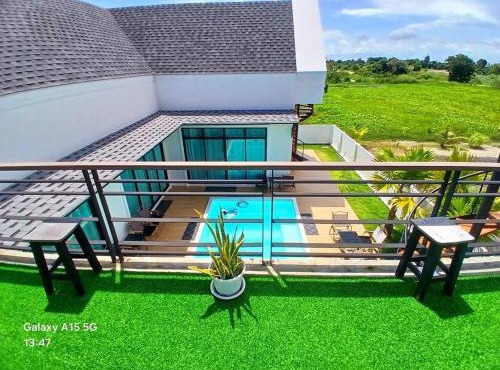 Large private pool villa, 650 m from Mae Rumphueng beach in Rayong
