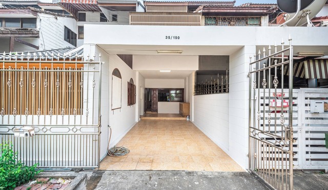 Large townhome in Bang Khen, Bkk 2-minute walk from BTS. 15-min from DMK Airport in Bangkok