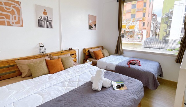 Lively and cozy canal house, near Grand palace in Bangkok