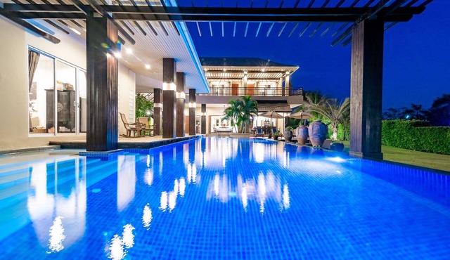 Lovely villa on the golf course with private terraces, gardens and large swimming pool in Cha-Am District