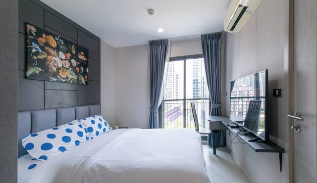 Luxurious 35 Sqm Condo with Stunning Bangkok Views in Khet Khlong Toei