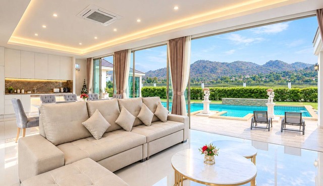 Luxurious 4-Bedroom Pool Villa with Best Mountain Views, 5 Minutes to Everything in Tambon Hua Hin