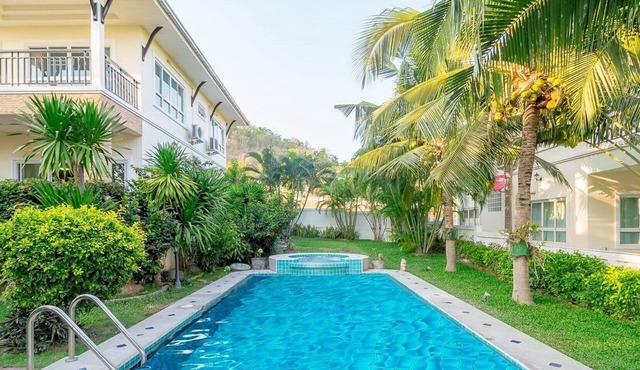 Luxurious Villa with Private Pool and Jacuzzi in Hua Hin