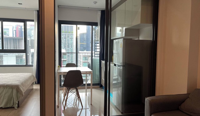 Luxury 1-bedroom w/Wifi, Standing Desk & Infinity Pool, 100m from MRT & Shopping in Bangkok