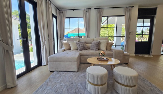 Luxury 3-bedrooms family pool villa with AC and WiFi in good location Hangdong in San Phak Wan